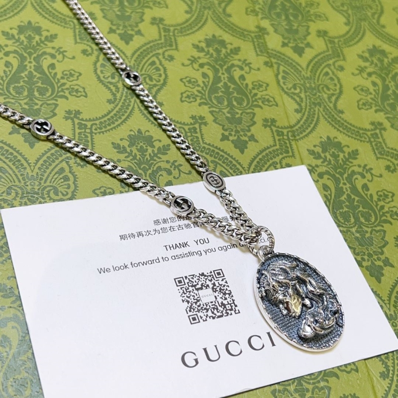 G*u*i necklaces